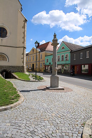 Litschau, Pranger vor der Kirche mitten am Stadtplatz